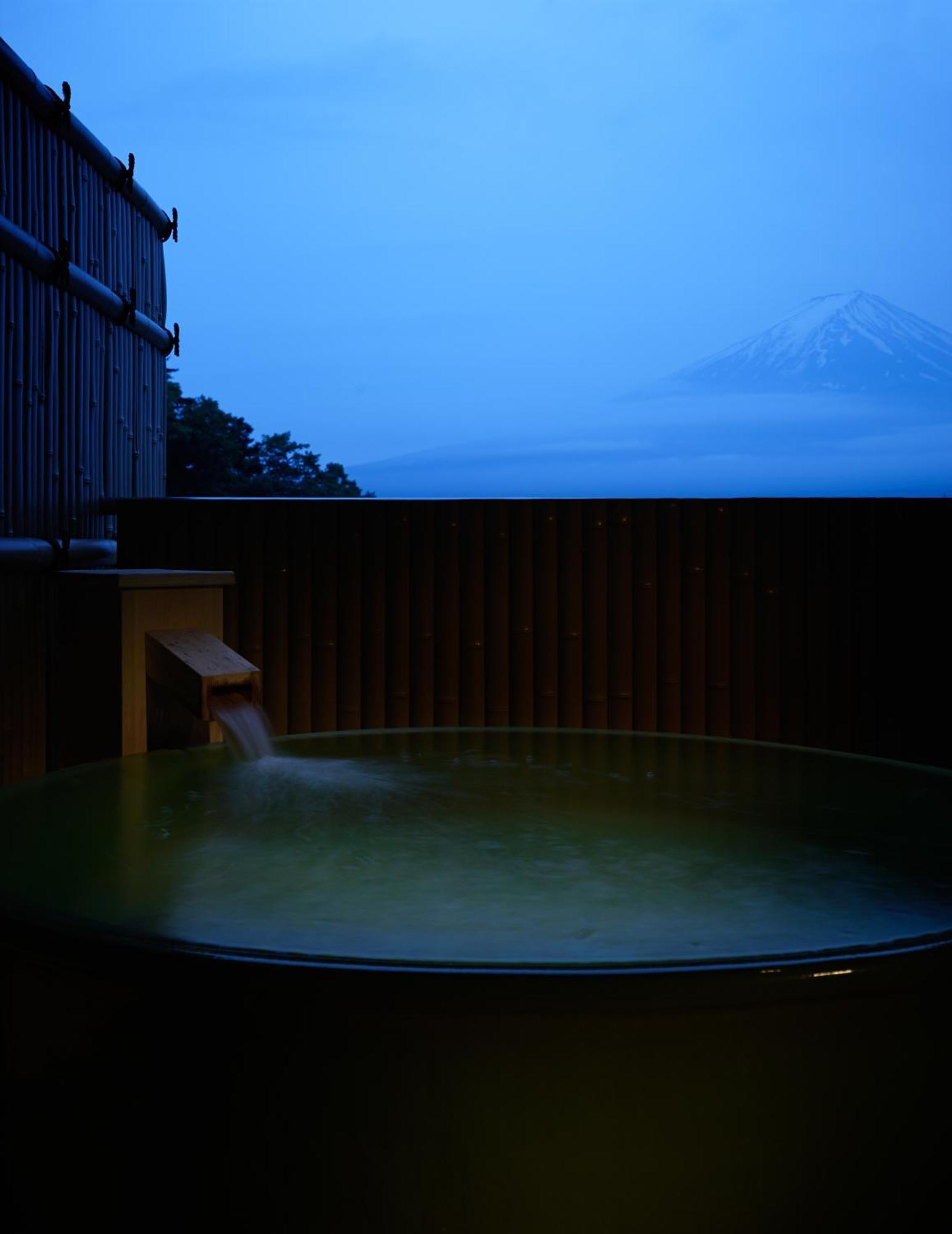 Fujikawaguchiko Onsen Konanso Hotel Quarto foto A view of Mount Fuji from a traditional onsen