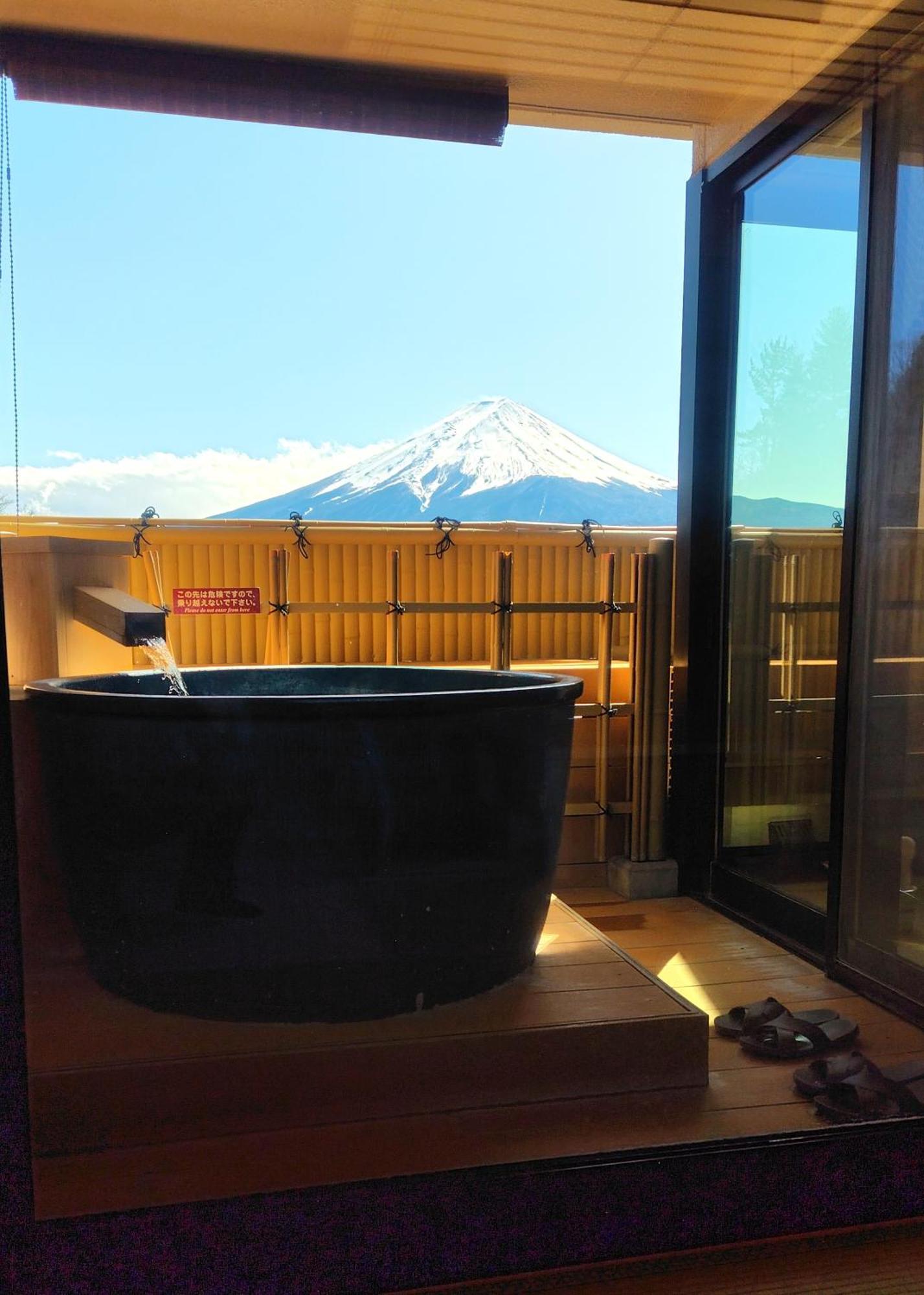Fujikawaguchiko Onsen Konanso Hotel Exterior foto A view of Mount Fuji from a private onsen