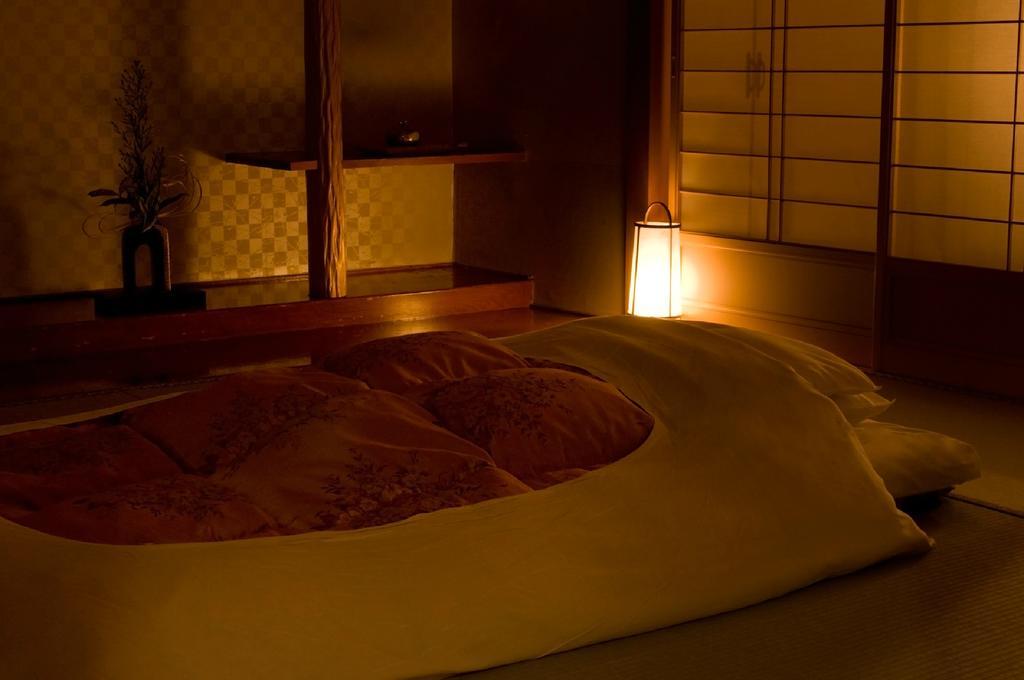 Fujikawaguchiko Onsen Konanso Hotel Exterior foto A traditional Japanese room with a kotatsu